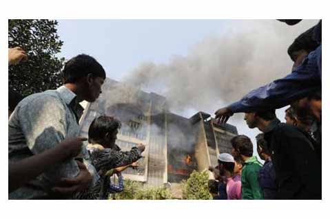 Bangladesh Factory Fire Injures Workers