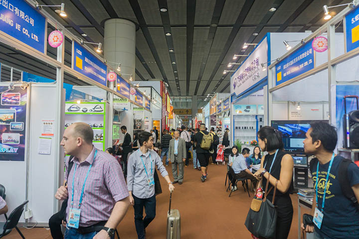 China COVID Outbreak Compels Canton Fair to Cut Days