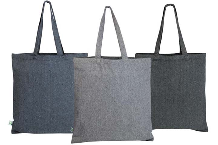 The sustainable recycled canvas bag (S800) from Q-Tees is made of 100% recycled textile waste.